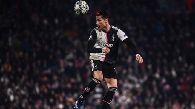 Penampilan Cristiano Ronaldo saat memakai ikat rambut pada laga Juventus vs Atletico Madrid. (MARCO BERTORELLO / AFP)