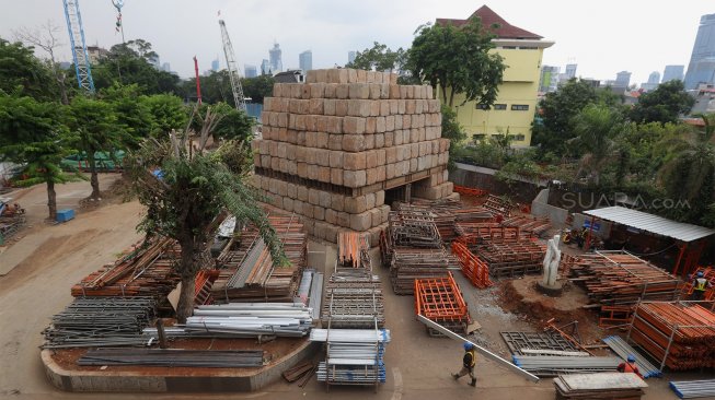 
Pekerja menggarap proyek pembangunan revitalisasi kawasan Taman Ismail Marzuki (TIM) di Jakarta, Selasa (26/11). [Suara.com/Angga Budhiyanto]