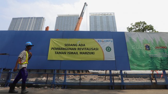 Pekerja menggarap proyek pembangunan revitalisasi kawasan Taman Ismail Marzuki (TIM) di Jakarta, Selasa (26/11). [Suara.com/Angga Budhiyanto]