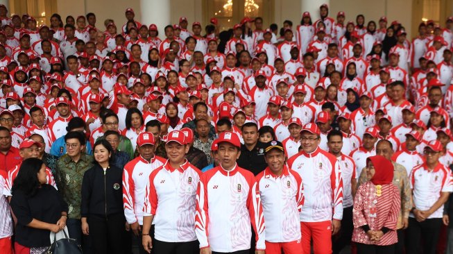 Presiden Joko Widodo (tengah) bersama kontingen Indonesia saat pelepasan atlet untuk SEA Games 2019 di Istana Bogor, Jawa Barat, Rabu (27/11).  [ANTARA FOTO/Akbar Nugroho Gumay] 