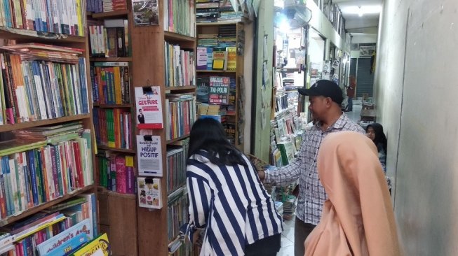 Sejumlah pedagang melayani pembeli di Shopping Center Yogyakarta, Rabu (27/11/2019) - (SUARA/Baktora)