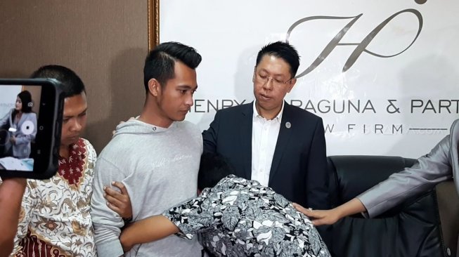 Eza Gionino dipertemukan dengan orang yang mengancam akan bunuh anaknya [Suara.com/Yulliani]