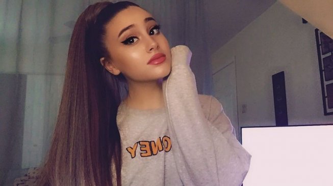 Bagai Pinang Dibelah Dua, Remaja Ini Mirip Banget dengan Ariana Grande