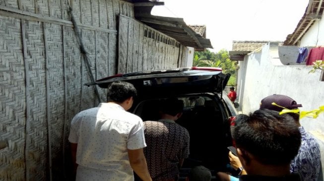 Maling Apes, Mau Kabur Malah Mobilnya Terjebak di Gang Senggol