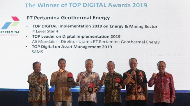 Sejumlah perwakilan dari PT Pertamina Geothermal Energy menerima penghargaan saat acara TOP DIGITAL Awards 2019 di Golden Ballroom The Sultan Hotel, Jakarta, Rabu (27/11). [Suara.com/Angga Budhiyanto]  