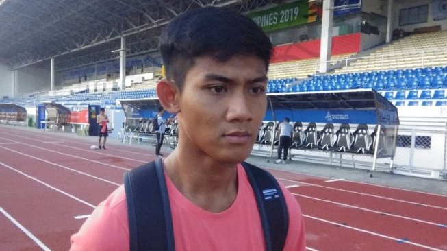 Bek kiri tim nasional U-22 Indonesia Firza Andika memberikan keterangan terkait kondisinya usai berlatih di Stadion Rizal Memorial, Manila, Filipina, Rabu (27/11/2019). Latihan digelar sebagai persiapan menghadapi Singapura dalam lanjutan Grup B SEA Games 2019, Kamis (28/11/2019). (Michael Siahaan)