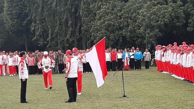 Presiden Joko Widodo (Jokowi) melepas kontingen Indonesia yang akan berlaga di SEA Games 2019 dalam acara di halaman belakang Istana Kepresidenan Bogor, Jawa Barat, Rabu (27/11). [Suara.com/Ummi Hadyah Saleh]