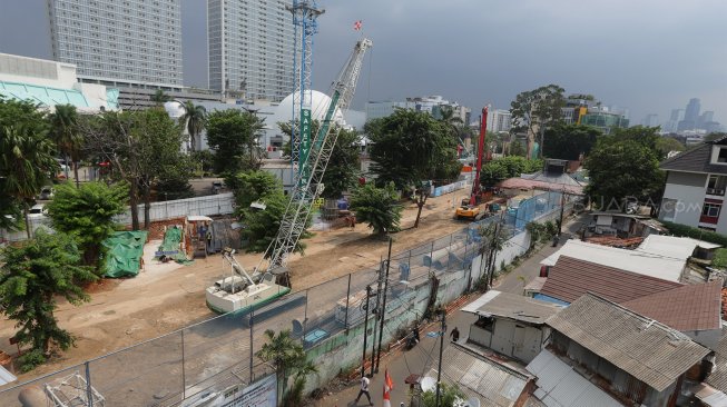 Pekerja menggarap proyek pembangunan revitalisasi kawasan Taman Ismail Marzuki (TIM) di Jakarta, Selasa (26/11). [Suara.com/Angga Budhiyanto]