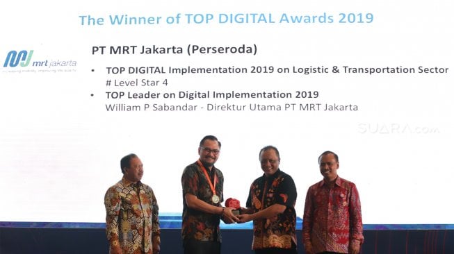 Sejumlah perwakilan dari PT MRT Jakarta (Perseroda) menerima penghargaan saat acara TOP DIGITAL Awards 2019 di Golden Ballroom The Sultan Hotel, Jakarta, Rabu (27/11). [Suara.com/Angga Budhiyanto]  
