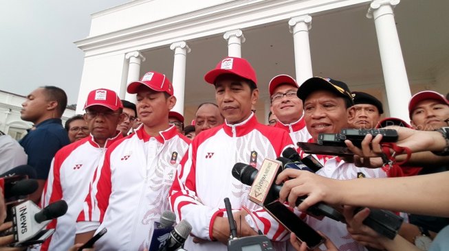 Presiden Joko Widodo (Jokowi) melepas kontingen Indonesia yang akan berlaga di SEA Games 2019 dalam acara di halaman belakang Istana Kepresidenan Bogor, Jawa Barat, Rabu (27/11). [Suara.com/Ummi Hadyah Saleh]