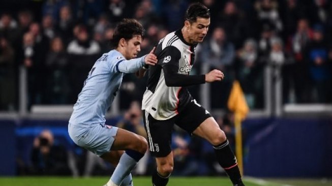 Penampilan Cristiano Ronaldo saat memakai ikat rambut pada laga Juventus vs Atletico Madrid. (MARCO BERTORELLO / AFP)