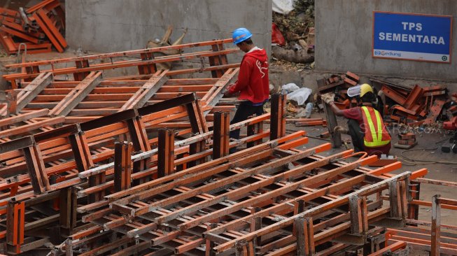 Pekerja menggarap proyek pembangunan revitalisasi kawasan Taman Ismail Marzuki (TIM) di Jakarta, Selasa (26/11). [Suara.com/Angga Budhiyanto]