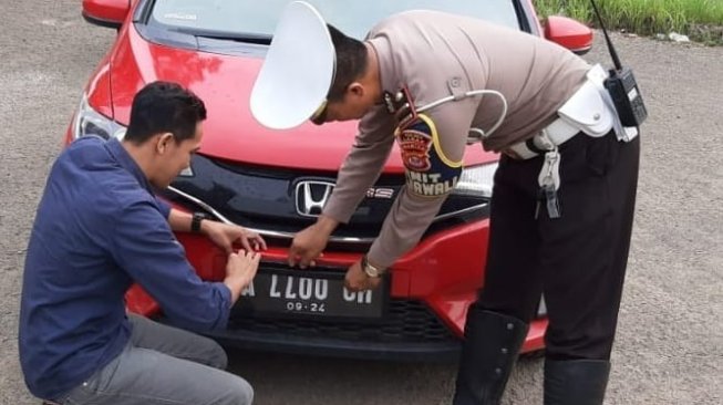 Ingin Bahagiakan Istri Jadi Alasan Wakil Rakyat di Lebak Punya Nopol Mobil 
