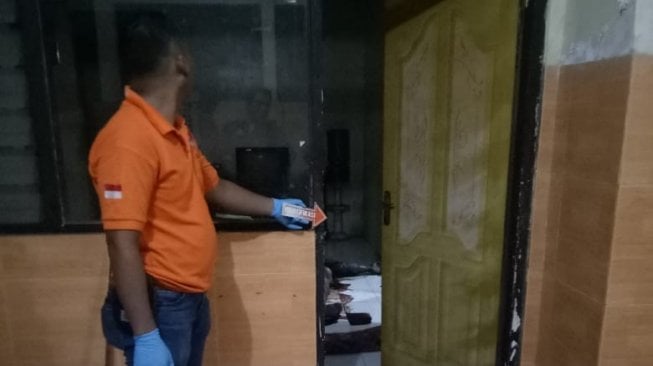 Korban saat dievakuasi oleh petugas Inafis Polrestabes Surabaya. (Foto Dok. Polisi)