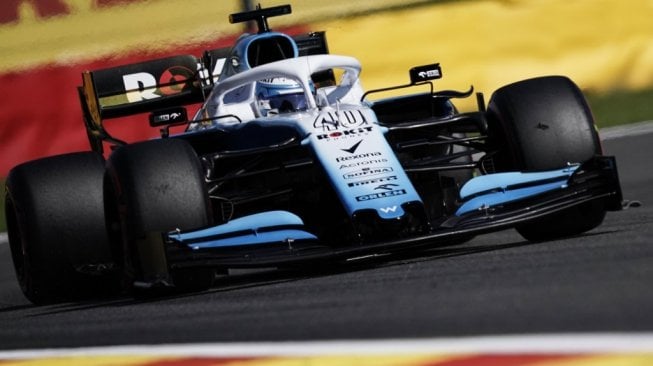 Pebalap Nicholas Latifi mengemudikan mobil Williams pada latihan bebas pertama F1 GP Belgia di Sirkuit Spa, Jumat (30/8). [AFP/Kenzo Tribouillard]