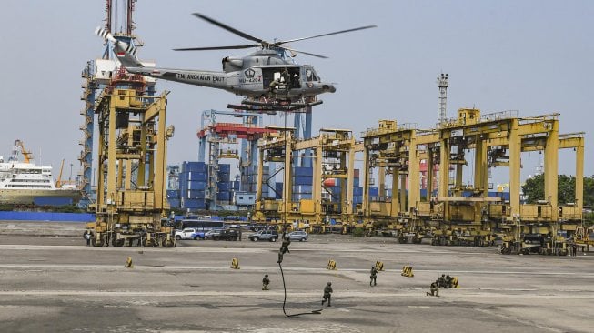 Pasukan Kopaska Koarmada I melakukan penyergapan saat melakukan Latihan Operasi Dukungan Integrasi Pasukan Khusus Laut Tahun 2019 di di Dermaga JICT II Tanjung Priok, Jakarta, Kamis (28/11).[ANTARA FOTO/Muhammad Adimaja]
