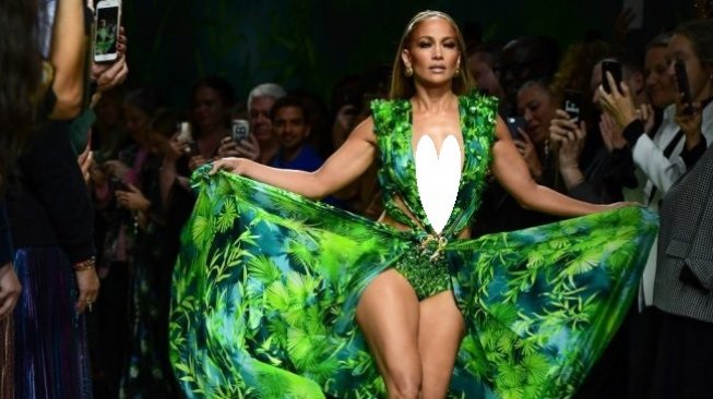 Artis Amerika Serikat, Jennifer Lopez, tampil dalam Milan Fashion Week, di Italia pada Jumat (20/9/2019) dalam balutan gaun Versace hijau. Sekira 19 tahun penampilannya dalam balutan gaun yang mirip telah menginspirasi lahirnya Google Images. [AFP/Miguel Medina]