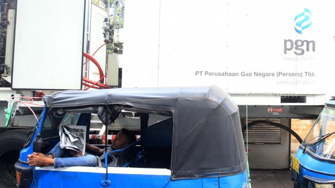 Sejumlah supir bajaj BBG mengantri di stasiun pengisian bahan bakar gas (BBG) di kawasan terminal Grogol, Jakarta, kamis (28/11). [Suara.com/Oke Atmaja]
