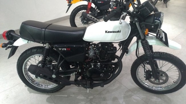 Kawasaki W175 TR dengan tampilan keren hitam putih [Suara.com/Manuel Jeghesta Nainggolan]. 