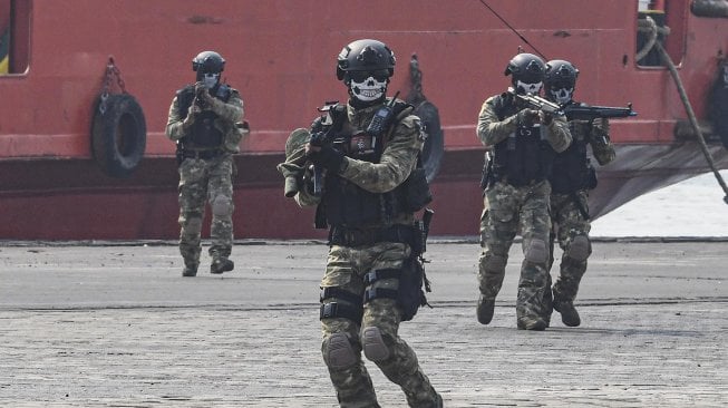 Pasukan Kopaska Koarmada I melakukan penyergapan saat melakukan Latihan Operasi Dukungan Integrasi Pasukan Khusus Laut Tahun 2019 di di Dermaga JICT II Tanjung Priok, Jakarta, Kamis (28/11).[ANTARA FOTO/Muhammad Adimaja]
