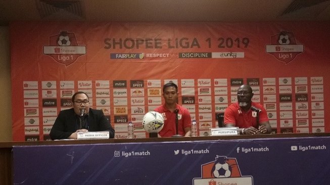 Pelatih Persipura Jayapura Jacksen F. Tiago (kanan) dan Muhammad Tahir (tengah) dalam jumpa pers usai pertandingan melawan Persija Jakarta di Stadion Utama Gelora Bung Karno (SUGBK), Senayan, Jakarta, Kamis (28/11/2019). (suara.com/Adie Prasetyo Nugraha).