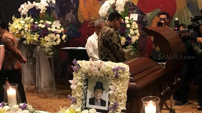 Gubernur DKI Jakarta Anies Baswedan melayat mendiang Ciputra yang disemayamkan di Artprenur Ciputra World 1, Kuningan, Jakarta Selatan, Kamis (28/11/2019) malam. [Suara.com/Fakhri Fuadi Muflih]