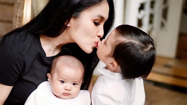 Sandra Dewi bersama dua anaknya, Raphael dan Mikhael Moeis. [Instagram]