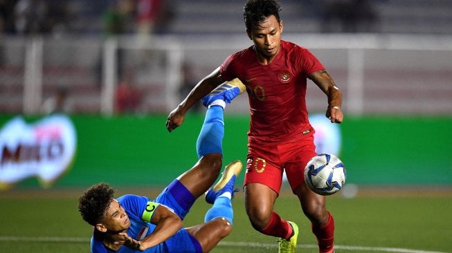 Pemain Timnas U-22 Indonesia Osvaldo Haay (kanan) mengontrol bola seusai berebut bola dengan pemain Timnas Singapura Irfan Fandi Ahmad dalam pertandingan Grup B SEA Games 2019 di Stadion Rizal Memorial, Manila, Filipina, Kamis (28/11). [ANTARA FOTO/Sigid Kurniawan]