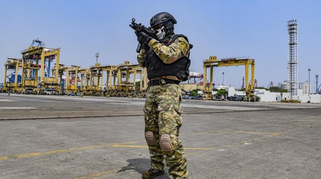 Pasukan Kopaska Koarmada I melakukan penyergapan saat melakukan Latihan Operasi Dukungan Integrasi Pasukan Khusus Laut Tahun 2019 di di Dermaga JICT II Tanjung Priok, Jakarta, Kamis (28/11).[ANTARA FOTO/Muhammad Adimaja]
