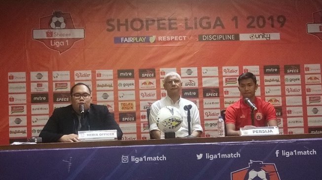 Pelatih Persija Edson Tavares (tengah) dan pemainnya Resky Fandi (kanan) dalam jumpa pers usai pertandingan melawan Persipura Jayapura di Stadion Utama Gelora Bung Karno (SUGBK), Senayan, Jakarta, Kamis (28/11/2019). (suara.com/Adie Prasetyo Nugraha).