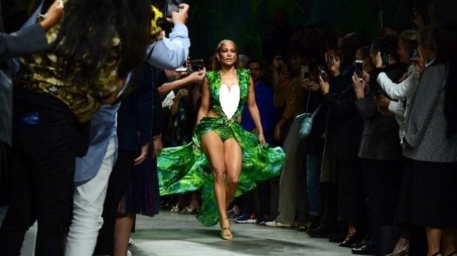 Artis Amerika Serikat, Jennifer Lopez, tampil dalam Milan Fashion Week, di Italia pada Jumat (20/9/2019) dalam balutan gaun Versace hijau. Sekira 19 tahun penampilannya dalam balutan gaun yang mirip telah menginspirasi lahirnya Google Images. [AFP/Miguel Medina]