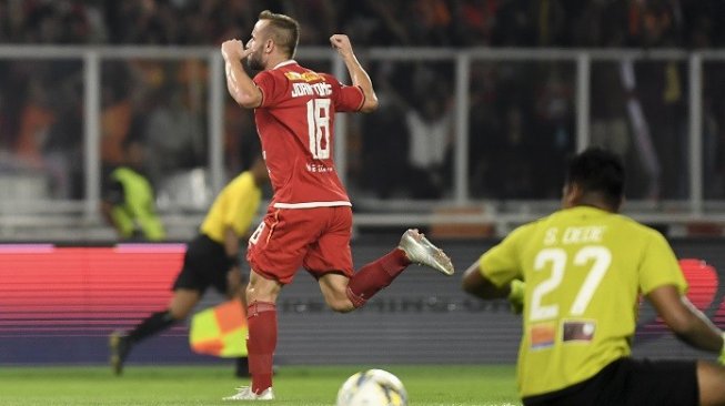 Gelandang Persija Jakarta Joan Tomas Campasol (kiri) melakukan selebrasi seusai mencetak gol ke gawang Persipura Jayapura pada laga lanjutan Liga 1 di Stadion Utama Gelora Bung Karno, Jakarta, Kamis (28/11/2019). Persija Jakarta menang dengan skor 1-0. ANTARA FOTO/Hafidz Mubarak A/foc.