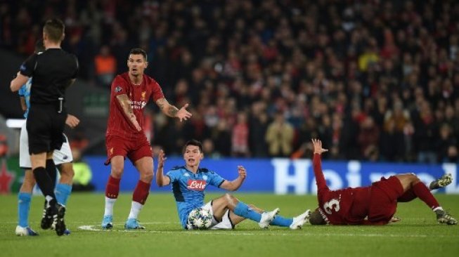 Pemain Liverpool Fabinho mengalami cedera saat menghadapi Napoli di matchday kelima Grup E Liga Champions yang digelar di Anfield, Kamis (28/11/2019). [AFP]