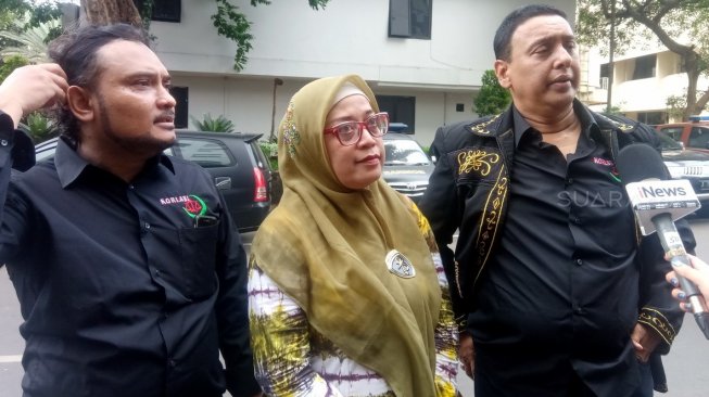 Ratih Puspa Nusanti (tengah), pelapor Sukmawati Soekarnoputri, menjalani pemeriksaan di Polda Metro Jaya, Jakarta, Kamis (28/11/2019). [Suara.com/Yosea Arga Pramudita]