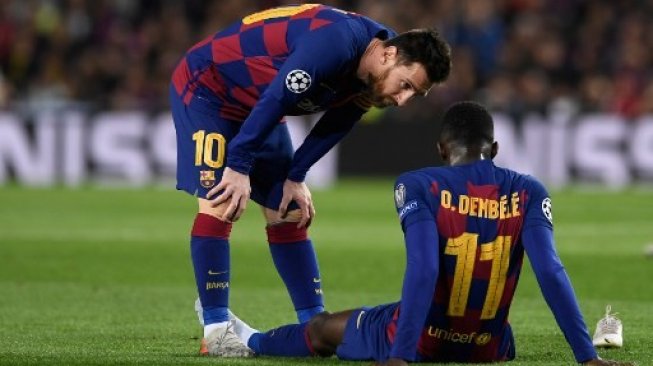Pemain Barcelona, Ousmane Dembele, mengalami cedera dalam pertandingan melawan Dortmund. (Josep Lago/AFP).