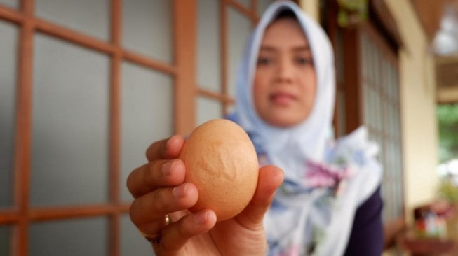 Saat Akan Buat Seblak, Risa Kaget Temukan Telur Bertuliskan Lafaz Allah