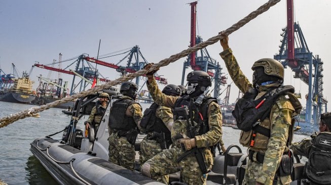 Pasukan Kopaska Koarmada I melakukan penyergapan saat melakukan Latihan Operasi Dukungan Integrasi Pasukan Khusus Laut Tahun 2019 di di Dermaga JICT II Tanjung Priok, Jakarta, Kamis (28/11).[ANTARA FOTO/Muhammad Adimaja]
