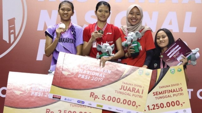 Nandini Putri Arumni (Jawa Tengah/kedua dari kiri) menjadi juara tunggal taruna putri Kejurnas PBSI 2019, Kamis (28/11). [Humas PBSI]