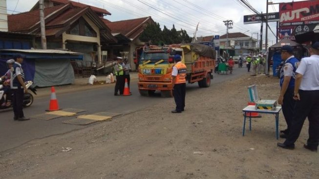 Truk Gendut Kena Tilang Razia Over Tonase di Kroya Cilacap