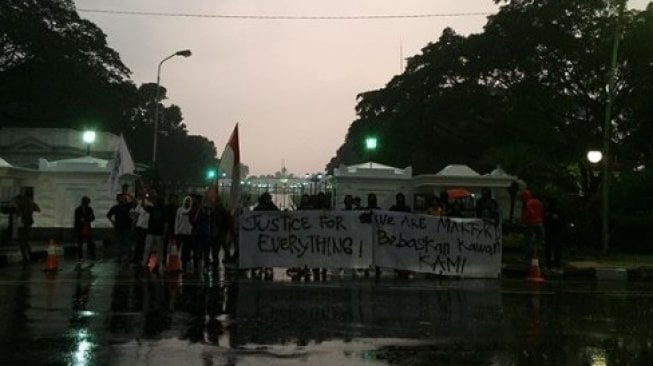 Aksi demo mahasiswa di dalam mal (Instagram/aliansimahasiswasantaiii)