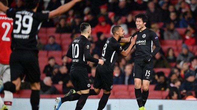 Para pemain Eintracht Frankfurt merayakan gol Daichi Kamada ke gawang Arsenal di laga lanjutan Liga Eropa, Jumat (29/11/2019) dini hari WIB. (Foto: AFP)