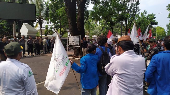 Front Pembela Islam (FPI) melalui sayap organisasinya Front Mahasiswa Islam (FMI) menggelar aksi demonstrasi di depan Kantor Kementerian Koordinator Bidang Politik Hukum dan Keamanan, Jumat (29/11/2019). (Suara.com/Tyo)