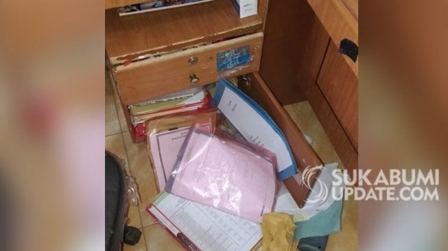 Tak Hanya Gasak Barang Eloktronik, Maling di Kantor Kades Juga Ambil Batik