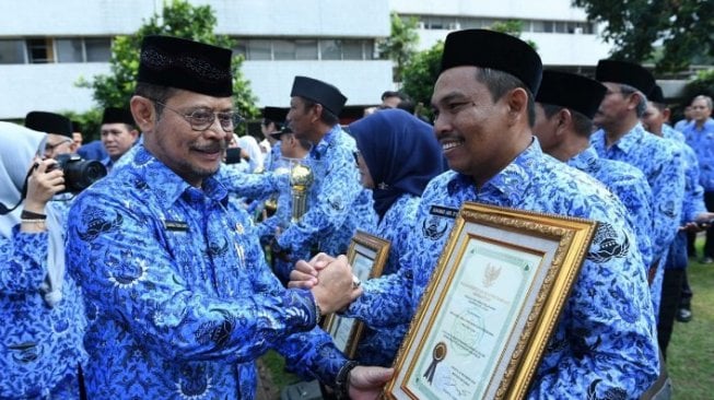 Dorong Perbaikan Layanan, Mentan Serahkan Penghargaan Abdibaktitani