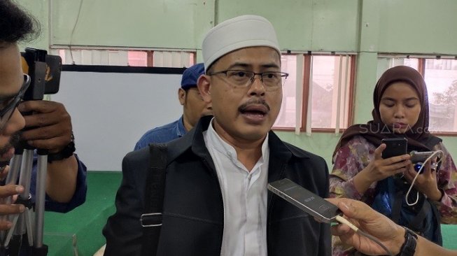 Rumah Diserang Batu, Teror Kedua Terjadi saat Jubir FPI Salat Subuh