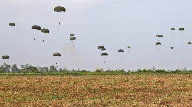 Prajurit TNI malakukan terjun statis saat kunjungan Panglima TNI Marsekal TNI Hadi Tjahjanto beserta rombongan di Timika, Papua, Jumat (29/11). [ANTARA FOTO/Sevianto Pakiding]