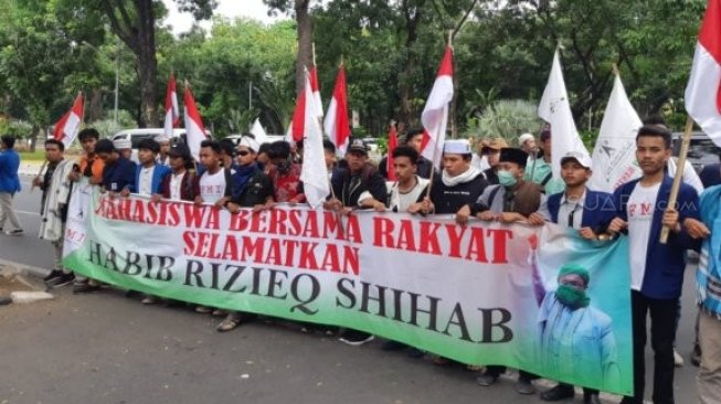 Ormas Sayap FPI Geruduk Kantor Menkopolhukam, Minta Rizieq Dipulangkan