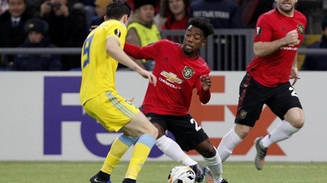 Pemain Astana Dorian Rotariu mengadang pergerakan pemain Manchester United Angel Gomes. Dalam laga lanjutan Liga Eropa itu, MU keok 2-1. (Foto: AFP)