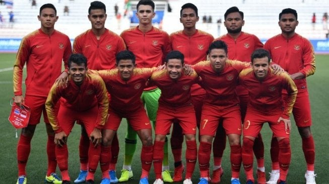 Pemain Timnas Indonesia U-22 berfoto sebelum laga melawan Timnas U-22 Thailand dalam penyisihan Grup B SEA Games 2019 di Stadion Rizal Memorial, Manila, Filipina, Selasa (26/11/2019). (ANTARA FOTO/Sigid Kurniawan)