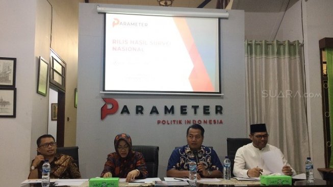 Parameter Politik Indonesia saat merilis hasil survei.  (Suara.com/Novian).